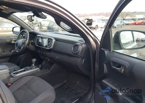 2018 Toyota Tacoma Trd Sport z USA, uszkodzony, nr VIN 5TFSZ5AN4JX149896